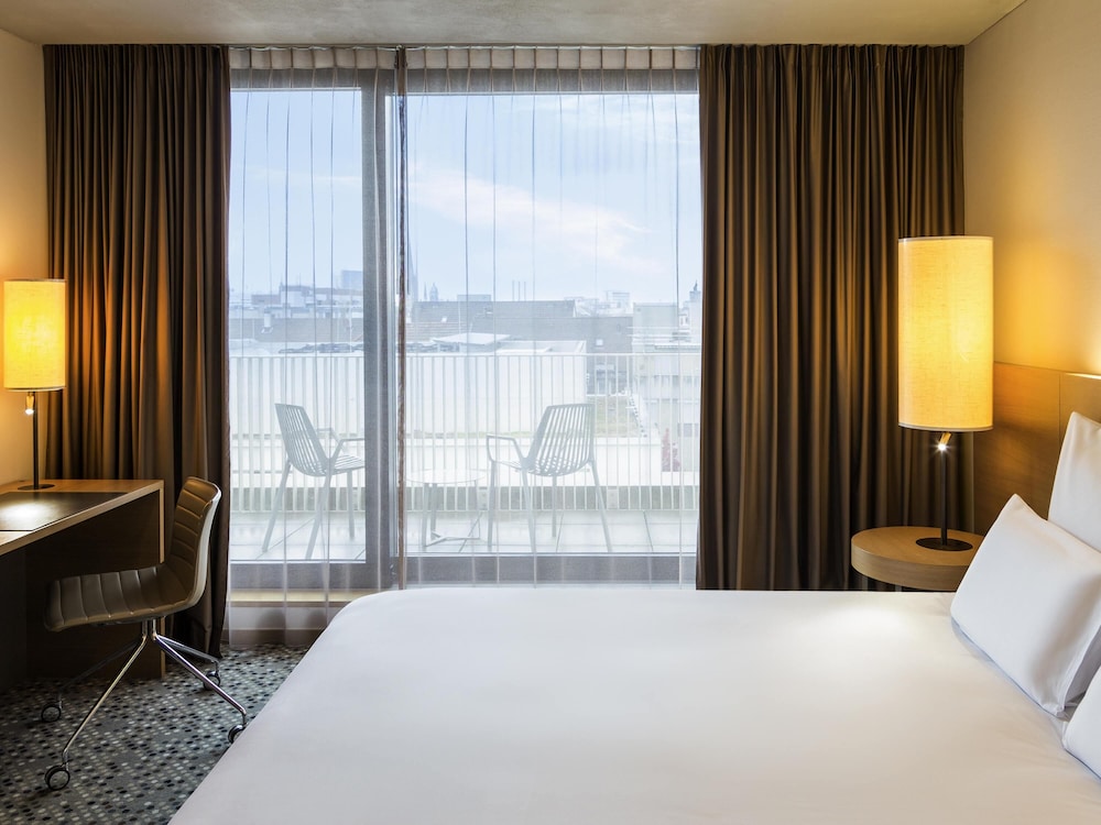 Habitación Doble Clásica con cama queen - size, terraza en la azotea privada y vistas al jardín del hotel Pullman Basel Europe