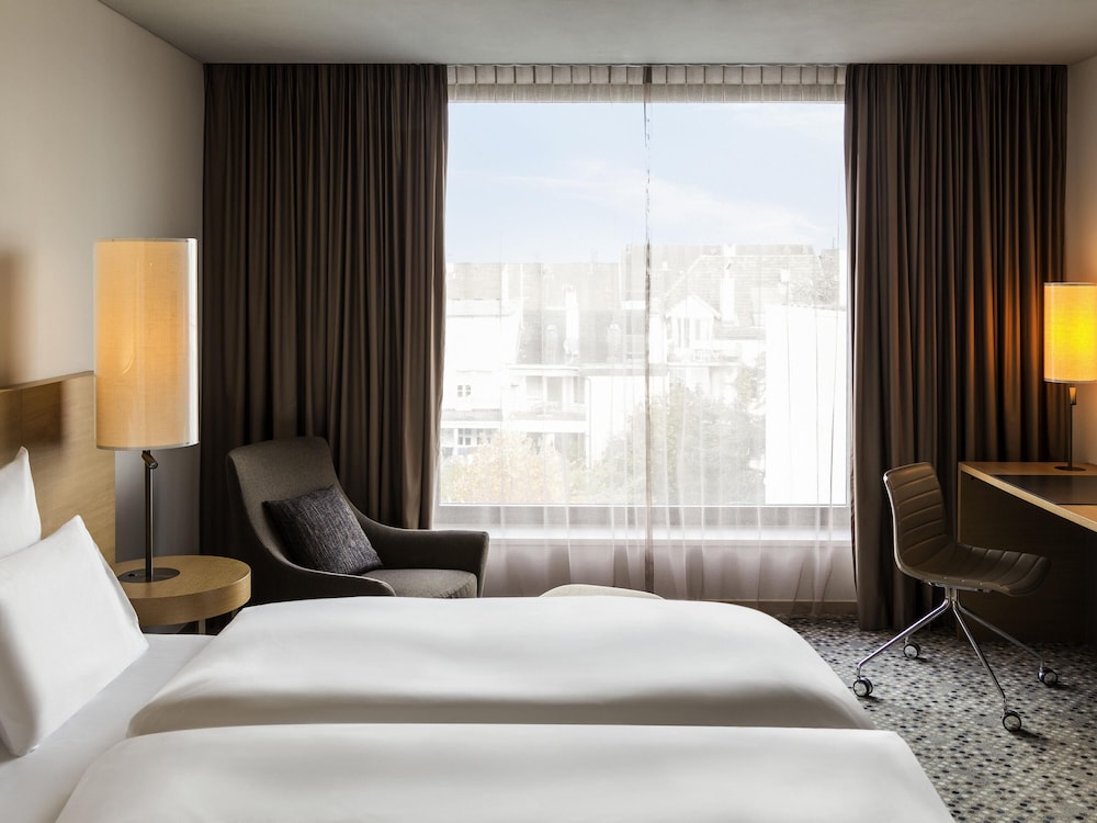 Habitación Deluxe con dos camas individuales o una cama king - size del hotel Pullman Basel Europe