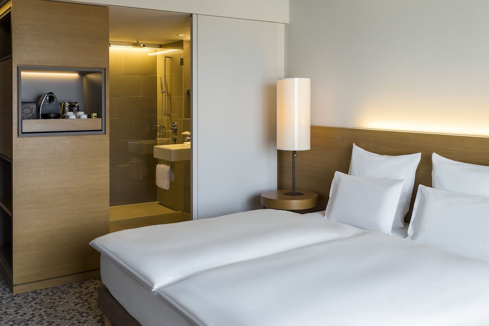 Habitación Deluxe con dos camas individuales o una cama king - size del hotel Pullman Basel Europe. Foto 1