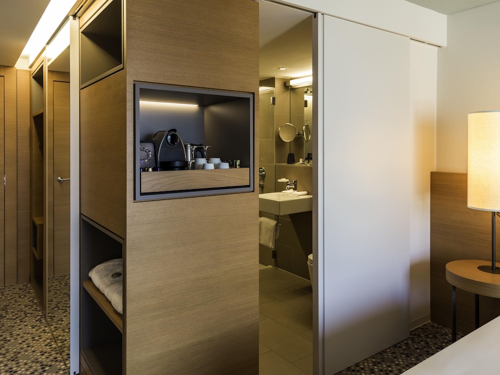 Habitación Deluxe con dos camas individuales o una cama king - size del hotel Pullman Basel Europe. Foto 2