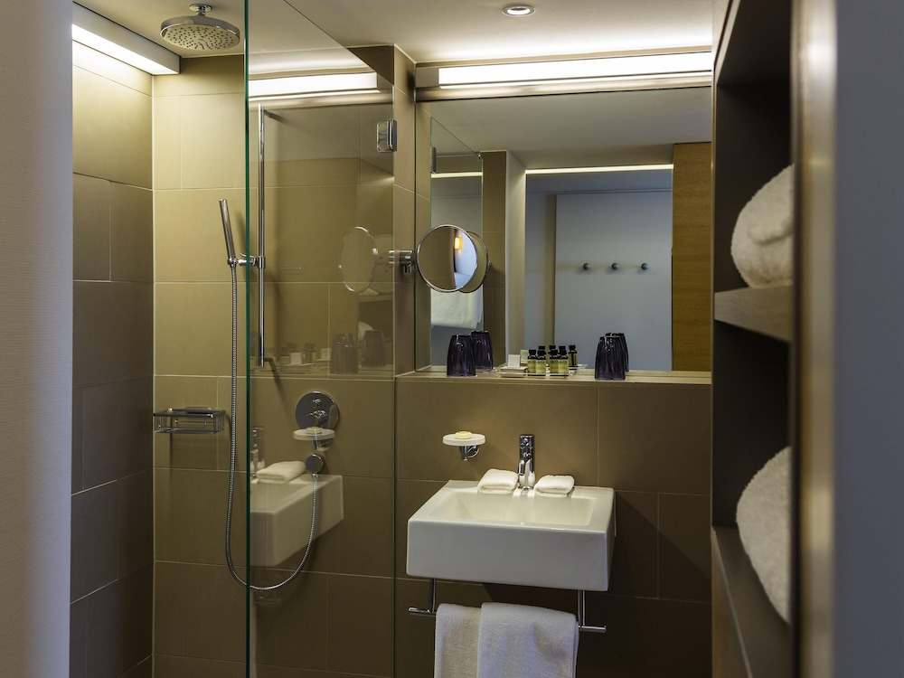 Habitación Deluxe con dos camas individuales o una cama king - size del hotel Pullman Basel Europe. Foto 6