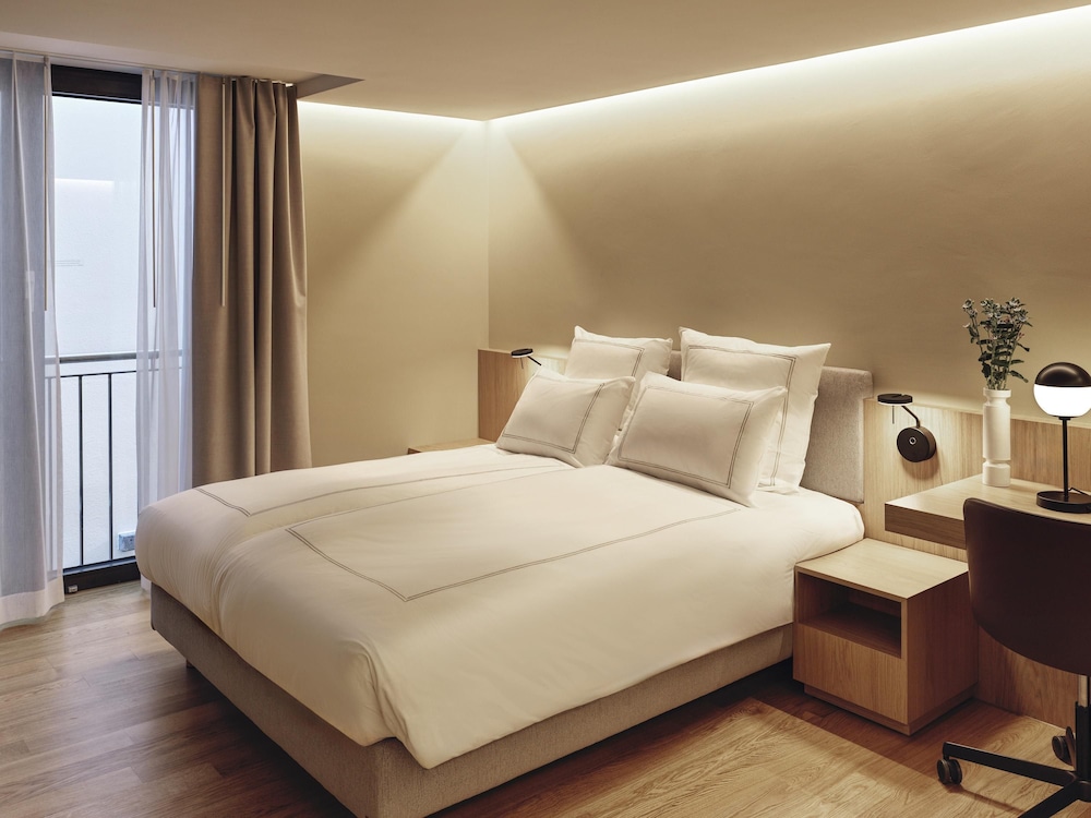Classic Room with 1 queen bed facing the interi or of the hotel with no view del hotel Swissôtel Kursaal Bern. Foto 2