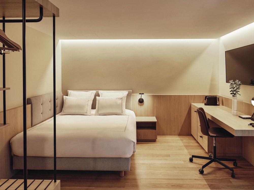 Classic Room with 1 queen bed facing the interi or of the hotel with no view del hotel Swissôtel Kursaal Bern. Foto 1