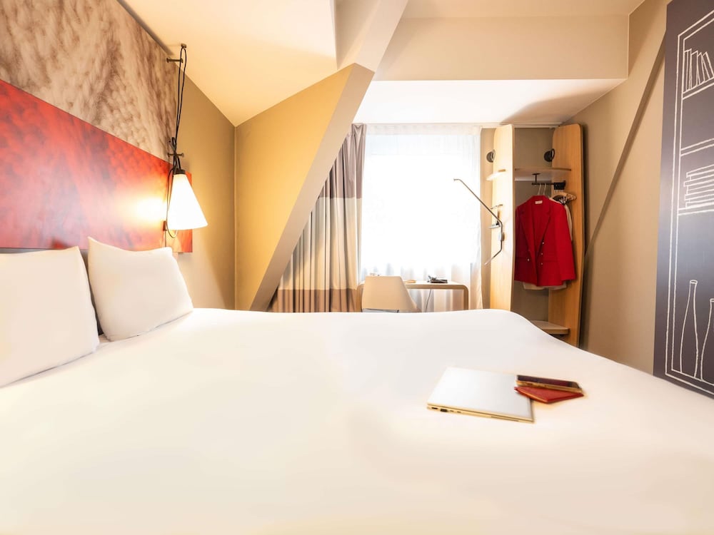 Habitación con una cama doble de 160 x 200 cm del hotel Ibis Geneve Centre Lac