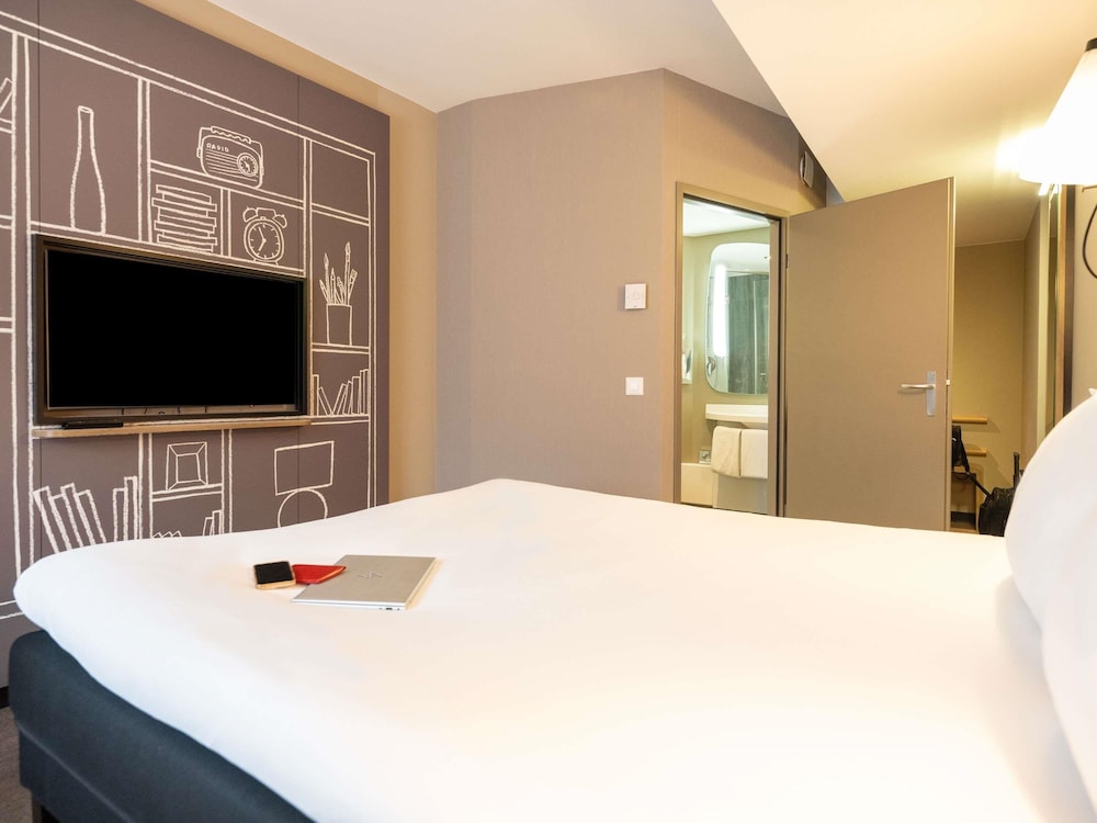 Habitación con una cama doble de 160 x 200 cm del hotel Ibis Geneve Centre Lac. Foto 4