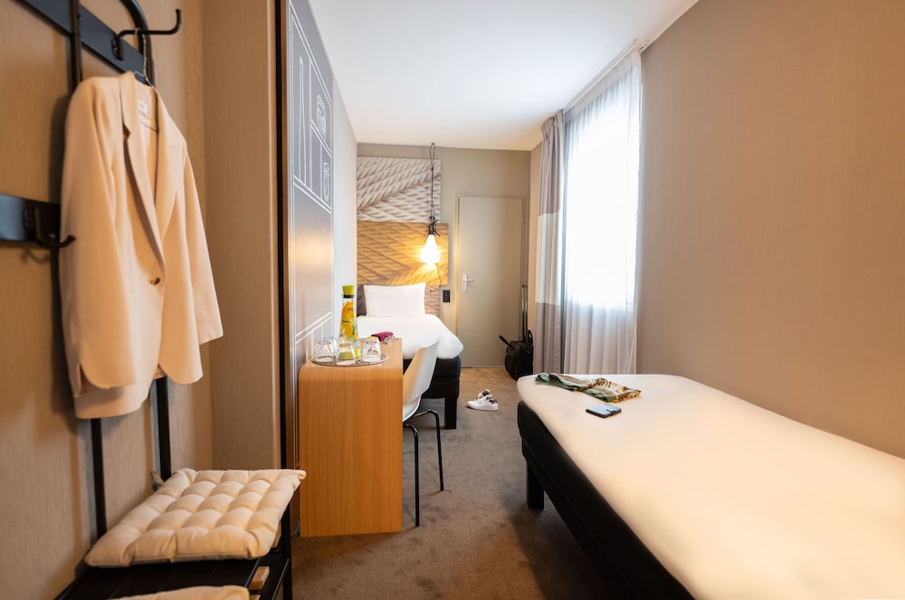 Habitación con dos camas individuales de 80 x 200 cm del hotel Ibis Geneve Centre Lac. Foto 1