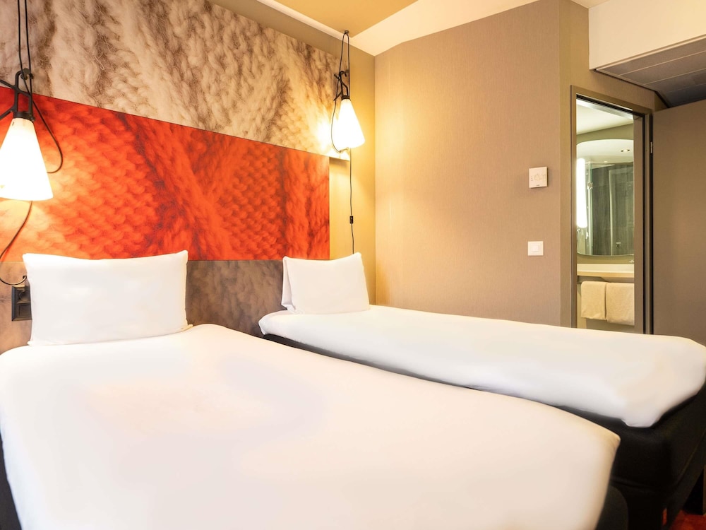 Habitación con dos camas individuales de 80 x 200 cm del hotel Ibis Geneve Centre Lac. Foto 3