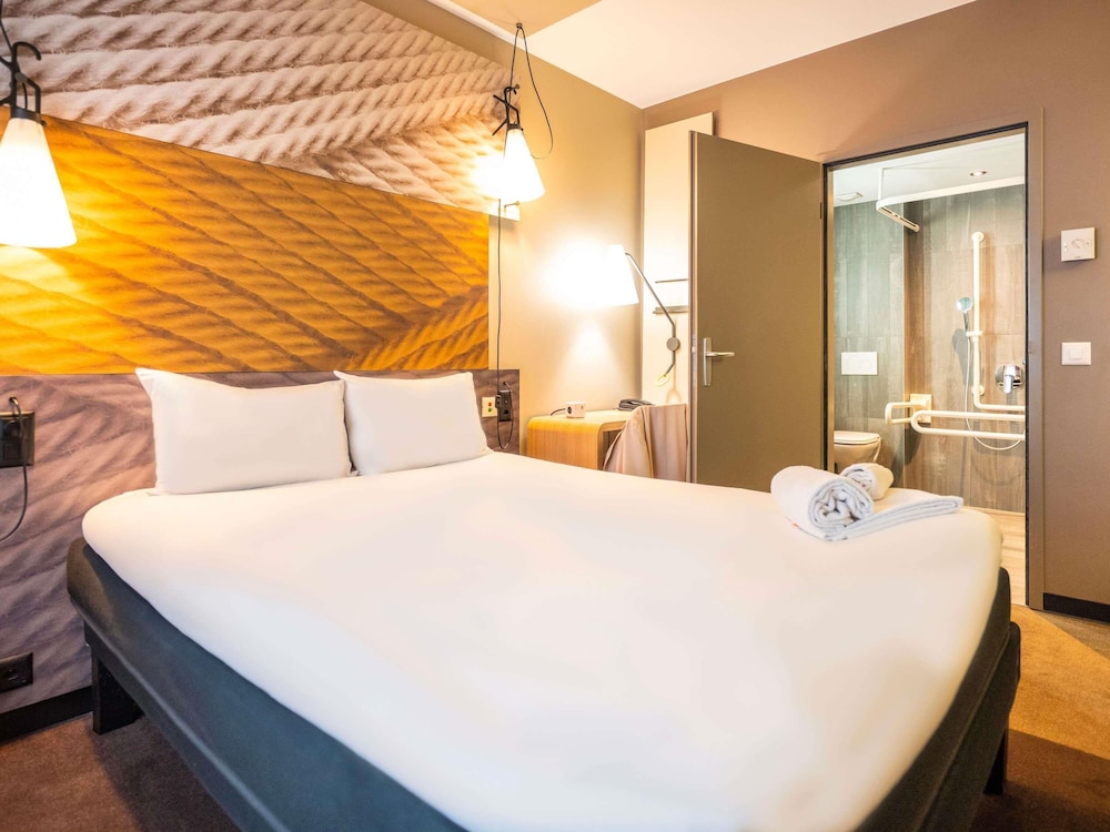 Habitación adaptada para huéspedes con limitaciones físicas con 1 cama doble (150 × 200 cm) del hotel Ibis Geneve Centre Lac