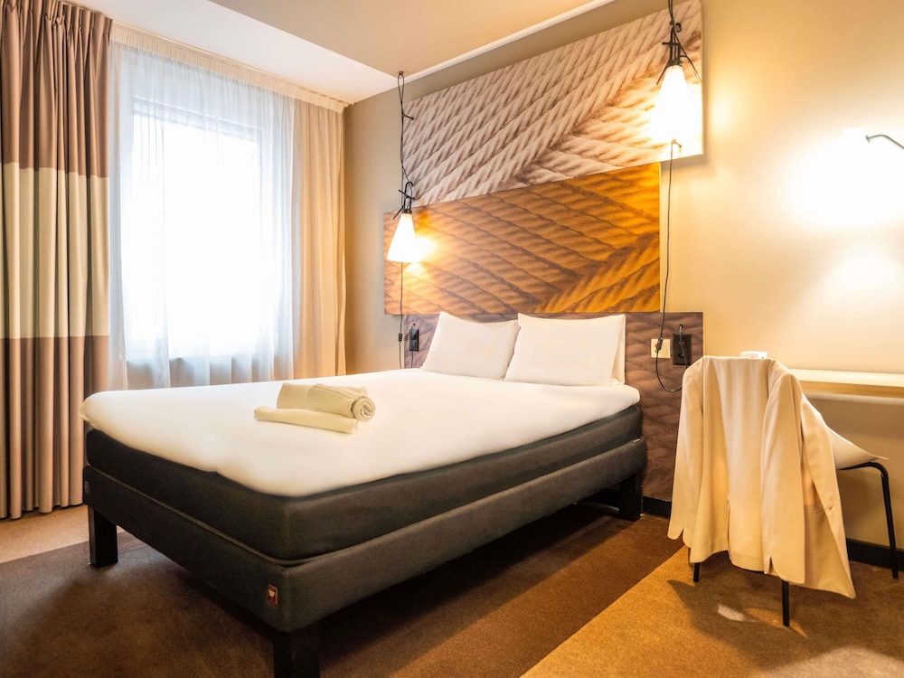 Habitación adaptada para huéspedes con limitaciones físicas con 1 cama doble (150 × 200 cm) del hotel Ibis Geneve Centre Lac. Foto 2