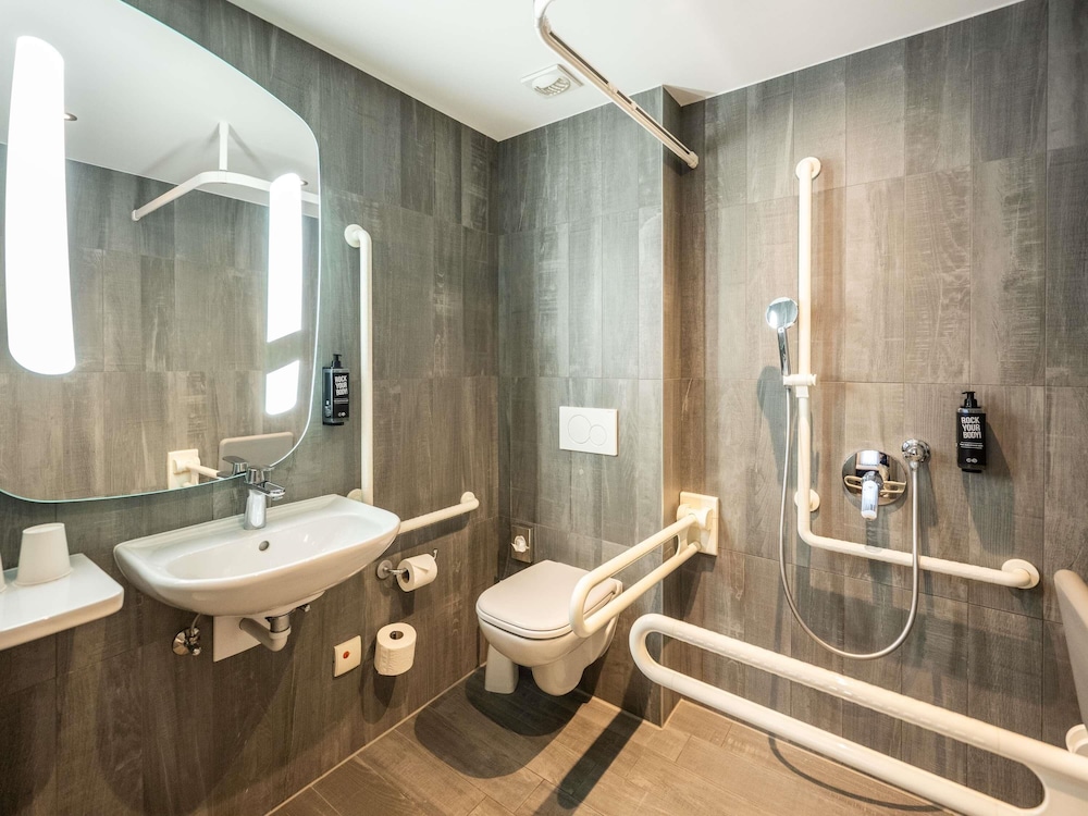 Habitación adaptada para huéspedes con limitaciones físicas con 1 cama doble (150 × 200 cm) del hotel Ibis Geneve Centre Lac. Foto 3