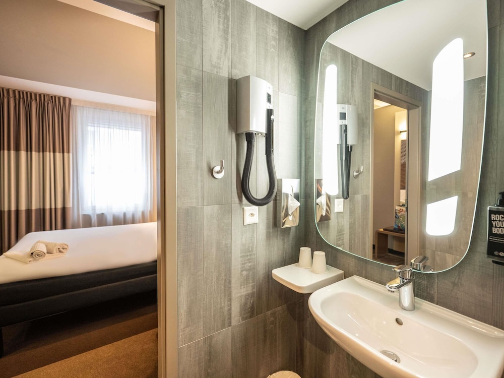 Habitación adaptada para huéspedes con limitaciones físicas con 1 cama doble (150 × 200 cm) del hotel Ibis Geneve Centre Lac. Foto 4
