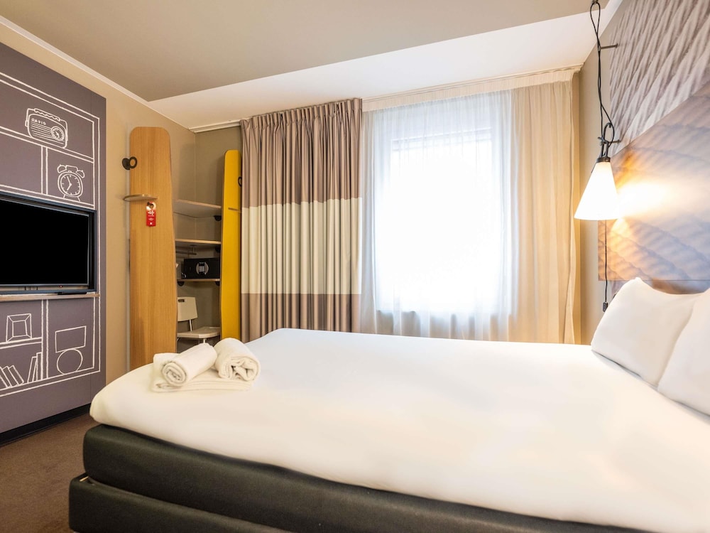 Habitación adaptada para huéspedes con limitaciones físicas con 1 cama doble (150 × 200 cm) del hotel Ibis Geneve Centre Lac. Foto 5