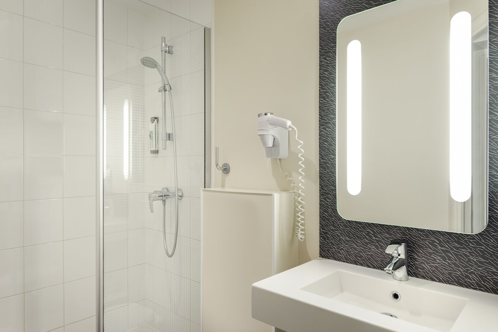 Habitación adaptada para huéspedes con limitaciones físicas con 1 cama doble (150 × 200 cm) del hotel Ibis Geneve Centre Lac. Foto 6