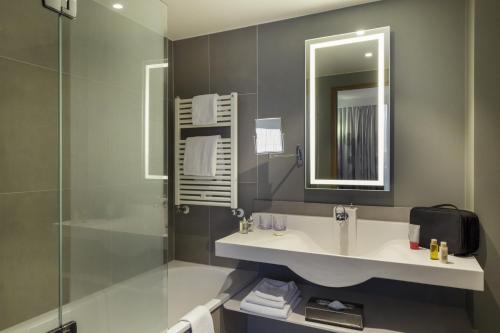 Habitación Doble Executive con balcón del hotel Novotel Geneve Centre. Foto 1