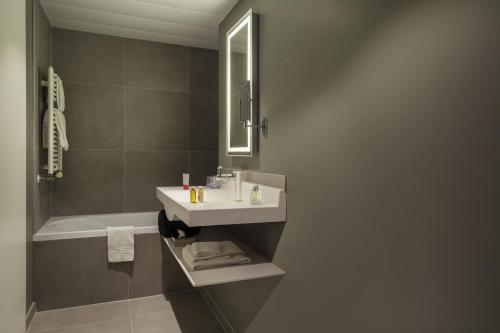 Suite Superior con sofá cama del hotel Novotel Geneve Centre. Foto 1