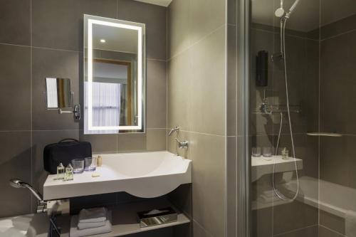 Habitación Doble Estándar del hotel Novotel Geneve Centre. Foto 1
