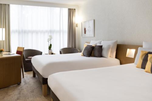 Habitación Superior con 2 camas dobles del hotel Novotel Geneve Centre. Foto 4