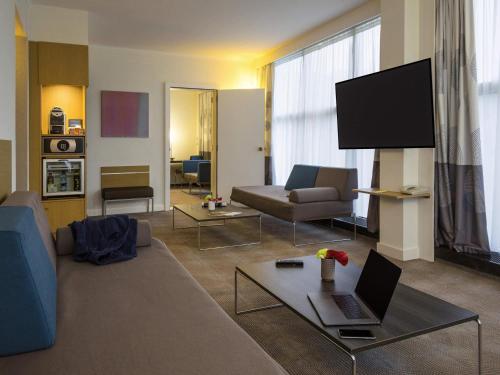 Suite Superior con sofá cama del hotel Novotel Geneve Centre. Foto 10