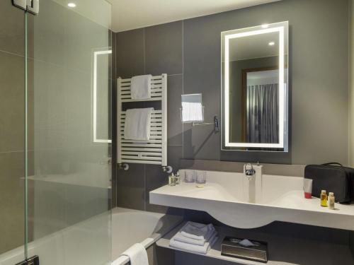 Habitación Doble Executive con balcón del hotel Novotel Geneve Centre. Foto 12
