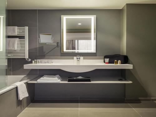 Habitación Doble Executive con balcón del hotel Novotel Geneve Centre. Foto 10