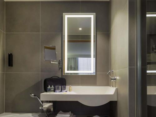 Habitación Superior con 2 camas dobles del hotel Novotel Geneve Centre. Foto 5