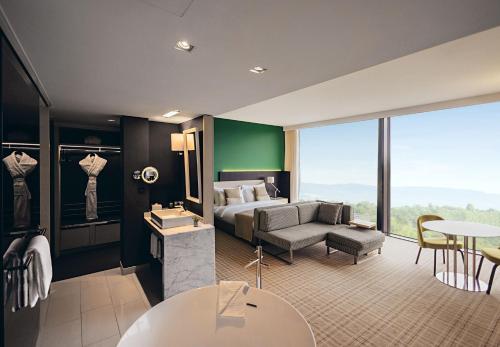 Suite Junior con acceso al club lounge - 1 cama extragrande del hotel Crowne Plaza Geneva, An Ihg. Foto 1