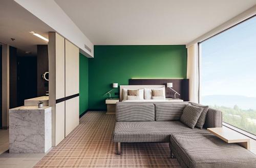 Suite Junior con acceso al club lounge - 1 cama extragrande del hotel Crowne Plaza Geneva, An Ihg. Foto 2
