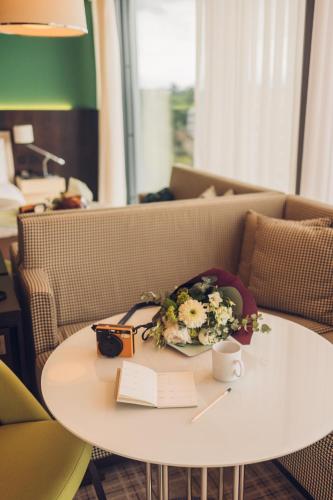 Suite Junior con acceso al club lounge - 1 cama extragrande del hotel Crowne Plaza Geneva, An Ihg