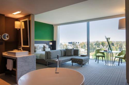 Suite Junior con acceso al club lounge - 1 cama extragrande del hotel Crowne Plaza Geneva, An Ihg. Foto 4