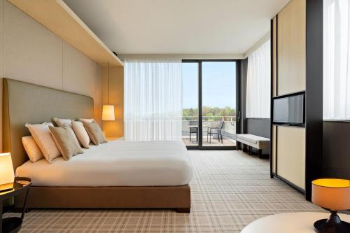 Suite de 1 dormitorio con vistas a la montaña del hotel Crowne Plaza Geneva, An Ihg