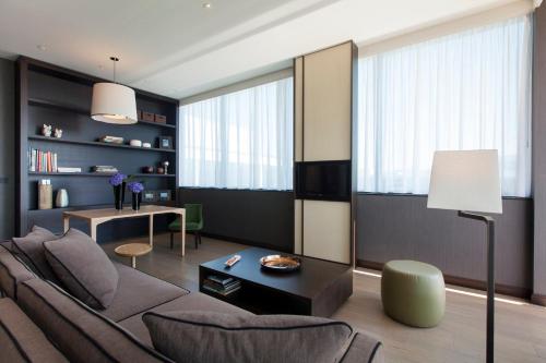 Suite de 1 dormitorio con vistas a la montaña del hotel Crowne Plaza Geneva, An Ihg. Foto 3