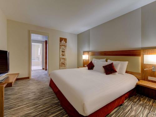 Suite Junior con cama extragrande del hotel Mövenpick Hotel Geneva