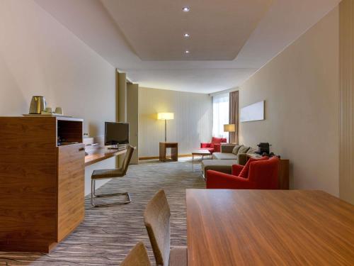 Suite Junior con cama extragrande del hotel Mövenpick Hotel Geneva. Foto 4