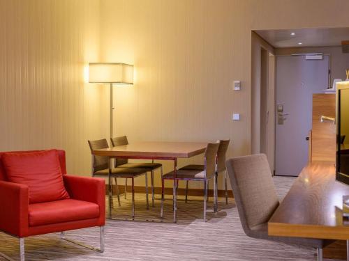 Suite Junior con cama extragrande del hotel Mövenpick Hotel Geneva. Foto 5
