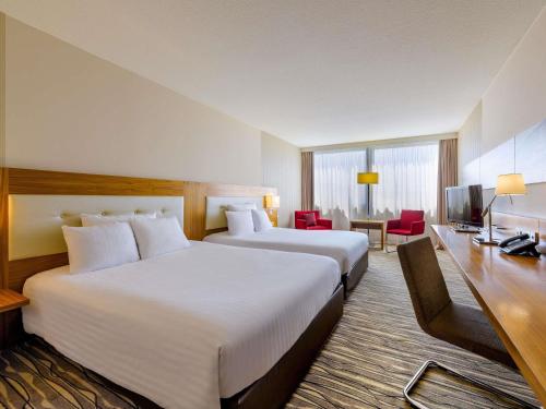 Habitación Familiar - 1 cama grande del hotel Mövenpick Hotel Geneva. Foto 1
