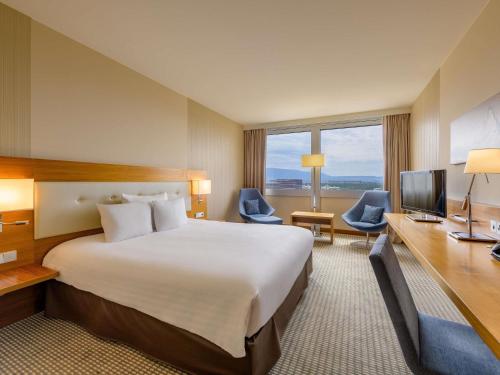 Habitación Deluxe con cama extragrande del hotel Mövenpick Hotel Geneva
