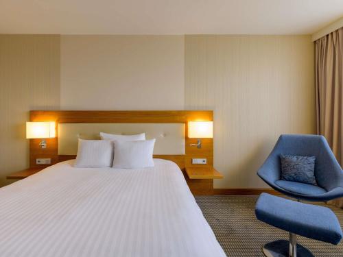 Habitación Clásica con cama extragrande del hotel Mövenpick Hotel Geneva. Foto 1