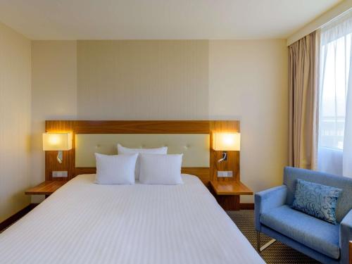 Habitación Clásica con cama extragrande del hotel Mövenpick Hotel Geneva. Foto 3