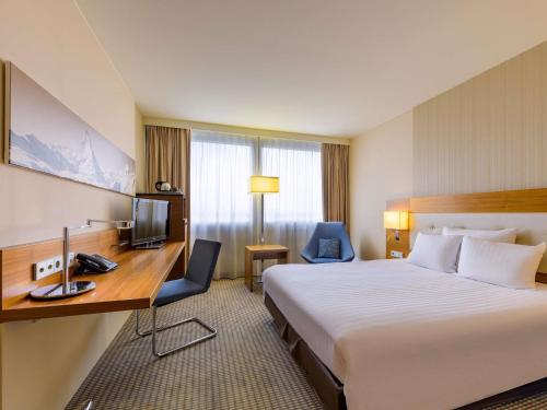 Habitación Clásica con cama grande del hotel Mövenpick Hotel Geneva. Foto 2