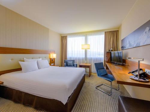 Habitación Clásica con cama grande del hotel Mövenpick Hotel Geneva. Foto 4