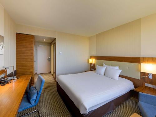 Habitación Clásica con cama grande del hotel Mövenpick Hotel Geneva. Foto 5
