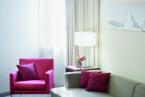 Suite Junior con cama extragrande del hotel Mövenpick Hotel Geneva. Foto 6