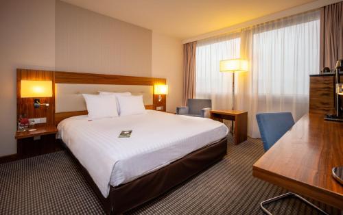 Habitación Deluxe con cama extragrande del hotel Mövenpick Hotel Geneva. Foto 2