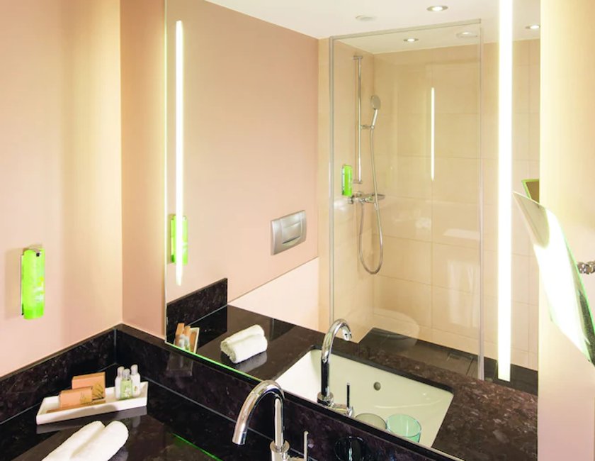 Habitación clásica, 1 cama de matrimonio grande del hotel Mövenpick Hotel Geneva. Foto 7