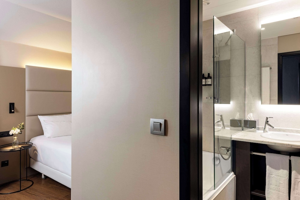 Habitación triple superior del hotel Nh Geneva Airport. Foto 4