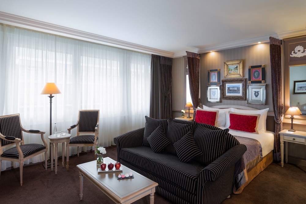 Habitación triple ejecutiva del hotel Royal Manotel