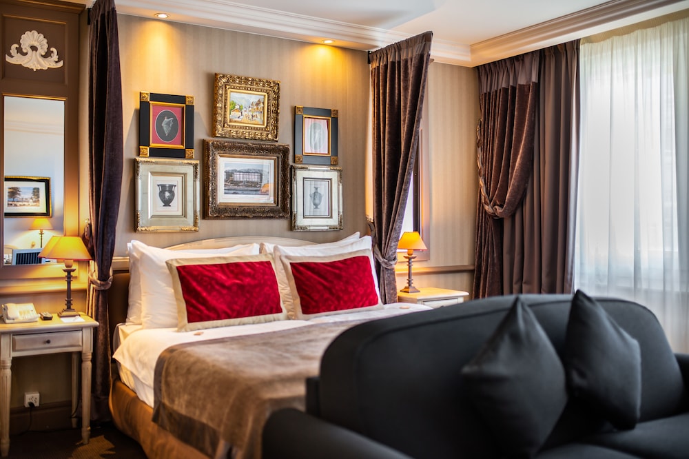 Habitación triple ejecutiva del hotel Royal Manotel. Foto 1