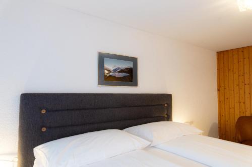 Small Double Room with Private Bathroom (no view) del hotel Jungfrau Lodge Swiss Mountain. Foto 2