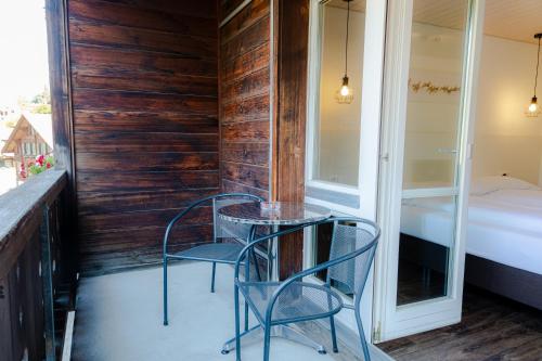 Double or Twin Room with Eiger View and Balcony del hotel Jungfrau Lodge Swiss Mountain