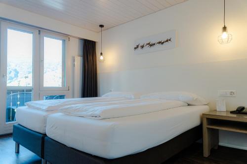 Double or Twin Room with Eiger View and Balcony del hotel Jungfrau Lodge Swiss Mountain. Foto 1